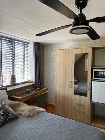 Homestay Tinyhouse Woody At The Water Zaandam
