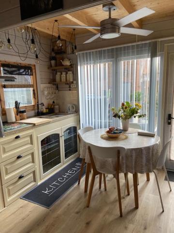 Homestay Tinyhouse Woody At The Water Zaandam